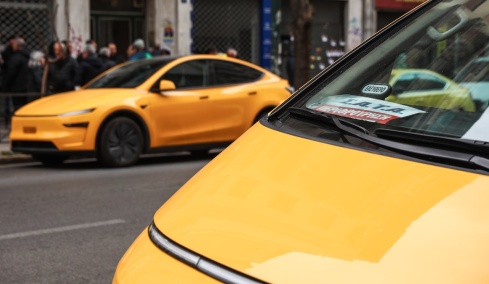 VIDEO: Πορεία ταξιτζήδων κατά της ηλεκτροκίνησης με ηλεκτρικό