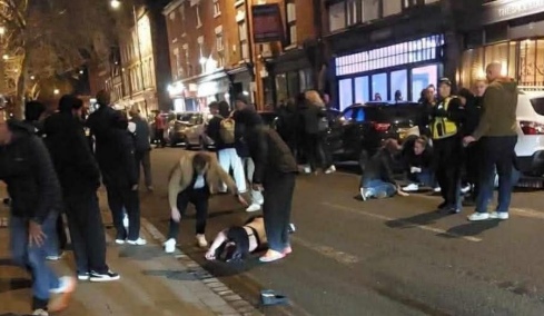 Αυτοκίνητο έπεσε σε πεζούς στο Ντέρμπι της Βρετανίας - Πολλοί τραυματίες, συνελήφθη ο οδηγός