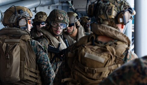 Για εβδομάδες χερσαίων επιχειρήσεων στο Ιράν με 17.000 στρατιώτες ετοιμάζονται οι ΗΠΑ - Οι Χούθι απειλούν με νέα χτυπήματα τις επόμενες ημέρες