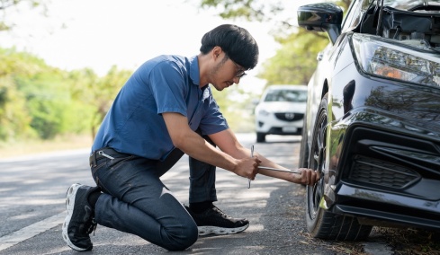 Αθήνα: Πήγε να τους βοηθήσει στο λάστιχο και τον λήστεψαν