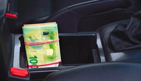 Έλληνας πρωταθλητής μετέφερε με το αυτοκίνητό του 1,15 εκατ. ευρώ σε σακούλες