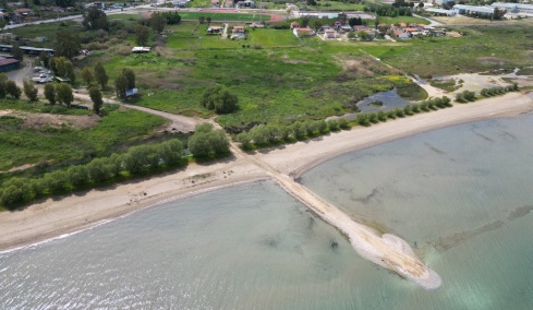 Περιβαλλοντικό έγκλημα στη Σκάλα Ωρωπού: Έριξαν μπάζα και άνοιξαν δρόμο 60 μέτρων μέσα στη θάλασσα