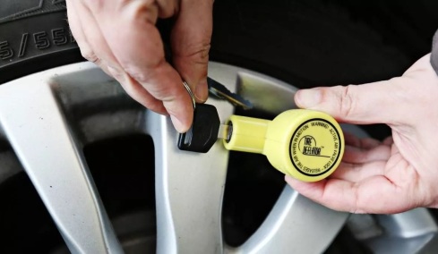 Αστυνομία: Ξεφουσκώνουν τα λάστιχα μέχρι να πληρώσουν τα χρέη τους