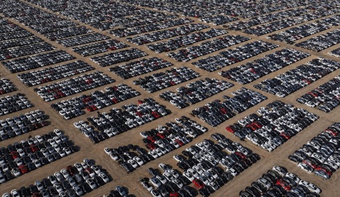 Απίστευτες εικόνες: Χιλιάδες αυτοκίνητα στην έρημο — και μερικά από αυτά ανήκαν σε Έλληνες