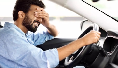 Έτσι την πατάνε χιλιάδες οδηγοί με τα ακουστικά στο αυτοκίνητο