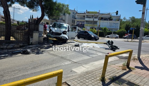 Σοβαρό τροχαίο στην Πυλαία: Φορτηγό έχασε τα φρένα του και καρφώθηκε σε βανάκι που προσέκρουσε σε φανάρι, δείτε φωτογραφίες