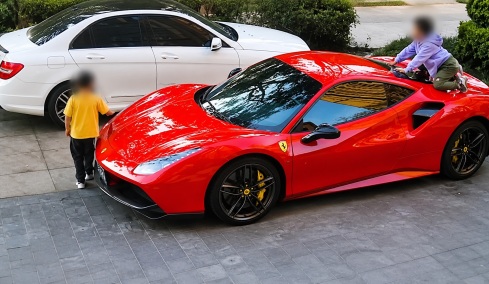 Eκαναν… τσουλήθρα σε Ferrari αξίας 452.000 ευρώ (video)