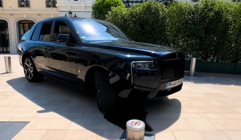 Video: Χτύπησε λίγο την Rolls-Royce του στο κολωνάκι και έκανε ζημιά 45 χιλιάδων ευρώ