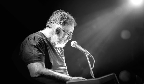Θάνος Μικρούτσικος: Οι μουσικές και τα τραγούδια του ταξιδεύουν στη Θεσσαλονίκη 