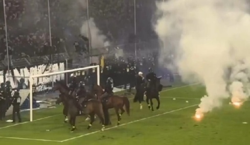 Χάος και διακοπή στο Κύπελλο Γερμανίας λόγω επεισοδίων: Έφιππη αστυνομία στο γήπεδο