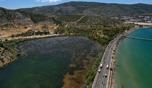Αττική: Η άγνωστη λίμνη από την οποία περνάνε κάθε μέρα χιλιάδες οδηγοί