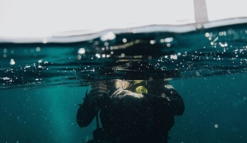15 χρόνια μετά το τσουνάμι, συνεχίζει να καταδύεται για να βρει τη γυναίκα του – Video
