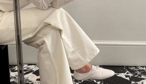 Derby shoes: Η τάση στα φλατ παπούτσια που συνδυάζει άνεση και κομψότητα
