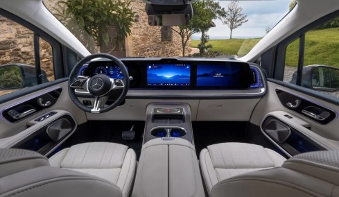 Βίντεο: Πιτσιρικάς τράκαρε Mercedes μέσα στην Έκθεση αυτοκινήτου