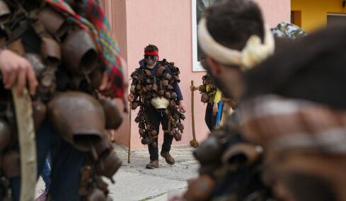 Οι «Κουδουνάτοι»: Ένα διονυσιακό έθιμο της Αποκριάς στον Μεσότοπο Λέσβου