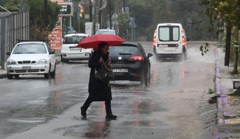 Καταιγίδα τώρα στην Αττική, πού υπάρχουν προβλήματα 