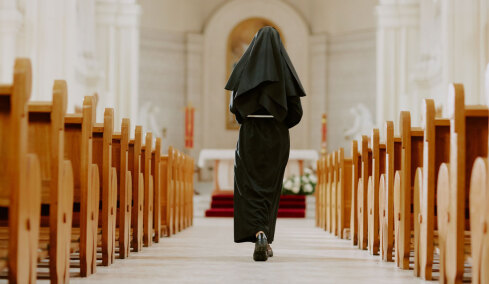 «Βραβευμένη» καλόγρια συνεργαζόταν με μια από τις ισχυρότερες μαφιόζικες οργανώσεις: Συνελήφθη και κατηγορείται για βαριά αδικήματα (vid)