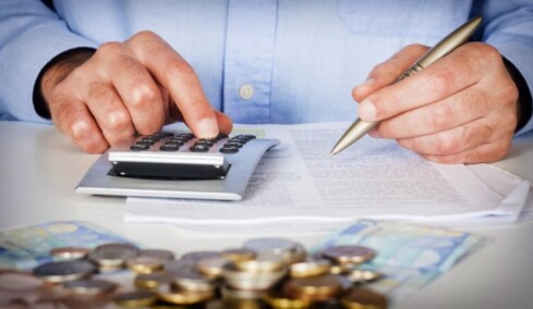 Τι αλλάζει από φέτος στη φορολόγηση των ελεύθερων επαγγελματιών: Ποιοι και πώς γλιτώνουν το τεκμαρτό εισόδημα και τον φόρο από το πρώτο ευρώ