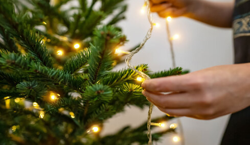 Πόσο ρεύμα καίνε τα χριστουγεννιάτικα λαμπάκια και πώς μπορείτε να μειώσετε την κατανάλωση