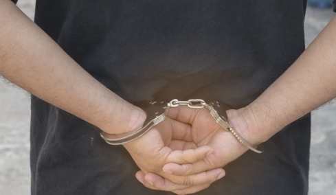 Ο εισπράκτορας της σπείρας με τις τηλεφωνικές απάτες στο Αίγιο, είχε αρπάξει και κοσμήματα €100.000 από ηλικιωμένη στο Μεσολόγγι