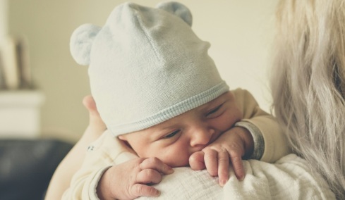 Αν εκθειάζαμε τις μαμάδες σαν τους μπαμπάδες: «Τι εννοείς επιστρέφει από τη δουλειά της και μετά μαγειρεύει;»