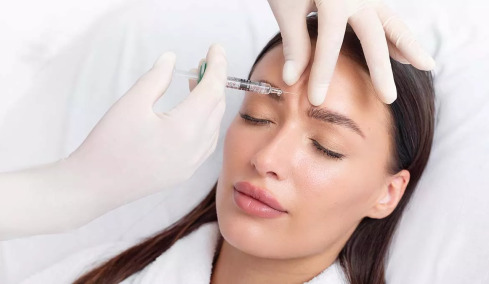 Έκανε ενέσεις Botox επί 20 χρόνια – Δείτε τη μεγάλη διαφορά σε σχέση με τη δίδυμη αδερφή της