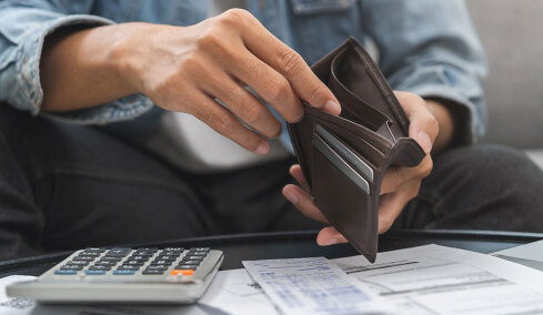 Πώς ένας μισθός των 880 ευρώ κοστίζει 1.250 ευρώ στις επιχειρήσεις