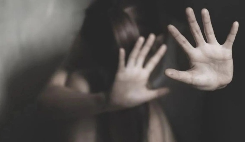 Εφιάλτης για 17χρονη στη Βρετανία: Αφγανός την προσέγγισε μέσω εφαρμογής και μαζί με ομοεθνείς του τη βίασαν κατ' εξακολούθηση 