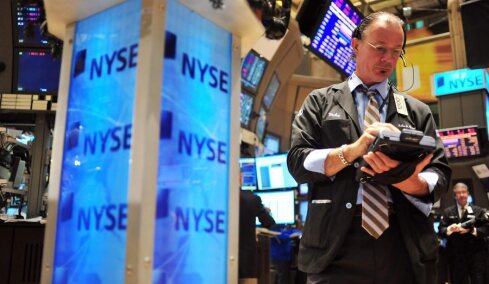 Wall Street: Ισχυρότερη ανάπτυξη και κενές θέσεις εργασίας κοκκίνισαν τους δείκτες