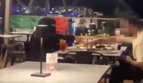 Τουρίστες κορόιδεψαν μουσουλμάνα με νικάμπ στο Ντουμπάι και έμπλεξαν πάρα πολύ άσχημα