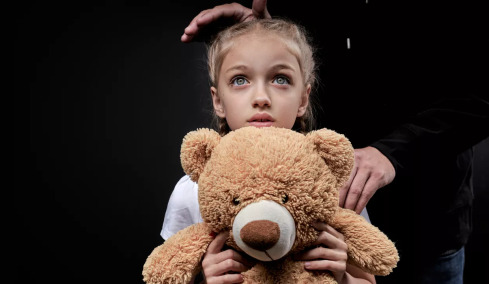 Αποπλάνηση και σεξουαλική κακοποίηση: Πώς μπορούν οι γονείς να προστατεύσουν τα παιδιά τους – Η ψυχολόγος δίνει 8 πολύτιμες συμβουλές