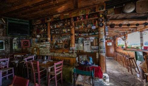 Μέσα στο καφενείο του Χρήστου στην Πίνδο, όπου χτυπά η καρδιά της ελληνικής υπαίθρου
