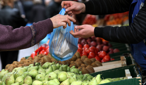Επεισοδιακός φορολογικός έλεγχος στην κεντρική λαϊκή αγορά Καλαμάτας: «Δεν έχω ταμειακή, δεν είστε εφορία» φώναζε πωλητής φρούτων