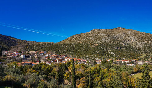 Ταξιδιωτικό γραφείο διοργανώνει εκδρομή στο «Κολοκοτρωνίτσι» και δείχνει πώς είναι το χωριό 22 χρόνια μετά τα γυρίσματα της σειράς