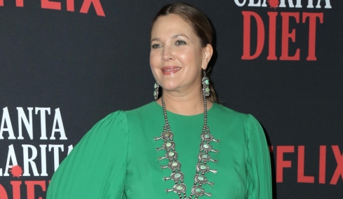 Το βίντεο της 50χρονης Ντρου Μπάριμορ χωρίς μακιγιάζ: Η γήρανση δεν είναι κάτι που πρέπει να φοβόμαστε