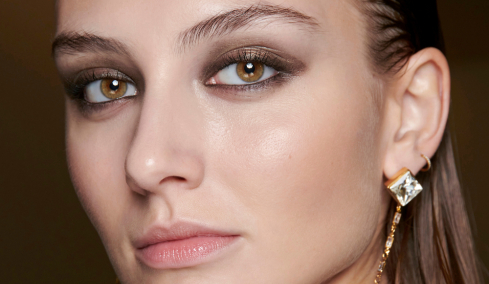 TikΤοk to the rescue: Το τρικ για ένα εύκολο και γρήγορο smokey eye μακιγιάζ που έχει γίνει viral