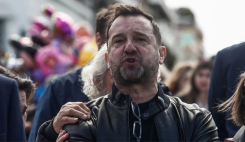 «Θα το ξαναδείτε το έργο σε καινούργια εκδοχή»: Η ανάρτηση Πλακιά για το κόμμα Καρυστιανού με... παραπομπή στην ταινία «Η δε γυνή να φοβήται τον άνδρα»