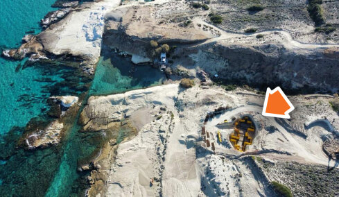 Διορία ενός μήνα για πλήρη αποκατάσταση του χώρου έδωσε το ΥΠΕΝ στην εταιρεία που είχε σκάψει το Σαρακήνικο για να χτίσει το 5στερο ξενοδοχείο έκτρωμα