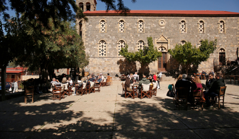 Στάση για καφέ και γλυκό του κουταλιού σε μια από τις πιο γραφικές πλατείες της Ελλάδας 