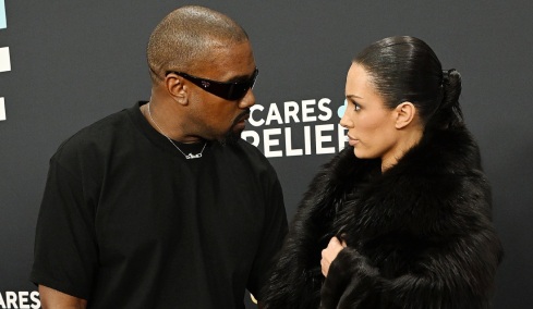 Η Μπιάνκα Σενσόρι δήλωσε ότι ο Κάνιε Γουέστ την προσέγγισε ενώ ήταν ακόμη παντρεμένος με την Κιμ Καρντάσιαν