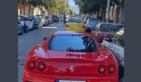 Οδηγός διπλοπάρκαρε τη Ferrari του στο Αιγάλεω και το ίντερνετ τον «δίκασε»: «Έκλεισε τον καθρέφτη τουλάχιστον»