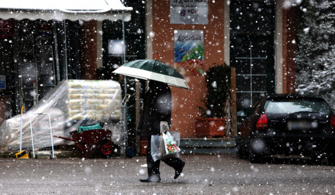 Καιρός: Βουτιά της θερμοκρασίας έως και 10 βαθμούς από σήμερα μέχρι και την Τρίτη, πού θα χιονίσει
