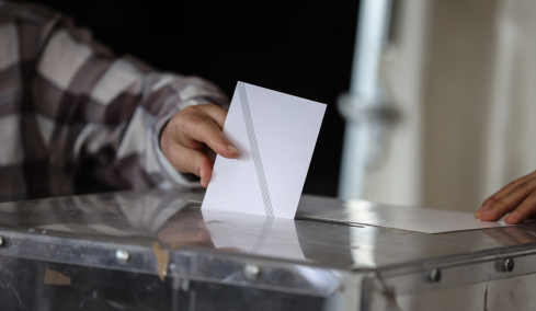 Metron Analysis: Από το 12,9% στο 16% το προβάδισμα ΝΔ μέσα σε έναν μήνα, στο 50% η δημοφιλία Καρυστιανού 