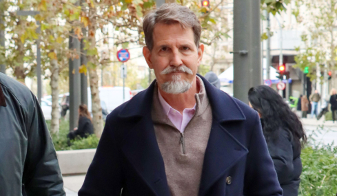 O Παύλος Ντε Γκρες στη δεξίωση που παρατέθηκε στον κήπο του Μπάκιγχαμ, προσκεκλημένος του βασιλιά Καρόλου
