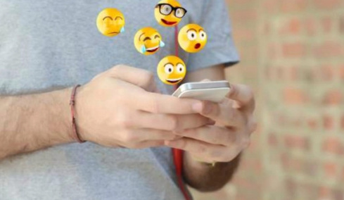 Τα «κρυφά» μηνύματα των emojis: Ειδικοί προειδοποιούν τους γονείς για ναρκωτικά