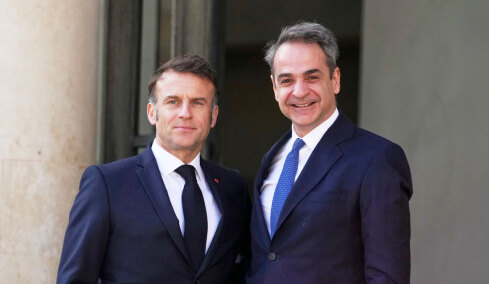 Ο «τζίτζικας καταλήγει να δανείζει στο μέρμηγκα»: Τα γαλλικά ΜΜΕ για την Ελλάδα που αποληρώνει πρόωρα τα δάνεια