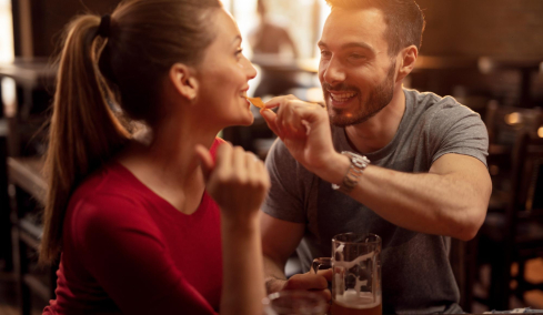 Οι άνθρωποι σε σχέσεις είναι πιθανότερο να παχύνουν, σύμφωνα με έρευνα