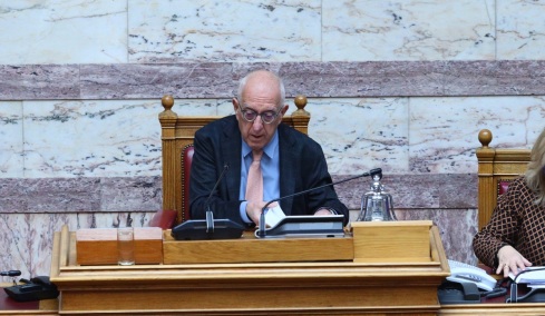 «Παρατήρηση» Κακλαμάνη σε Κικίλια για την υιοθεσία του παιδιού του λιμενικού που πέθανε εν ώρα υπηρεσίας στο Άστρος
