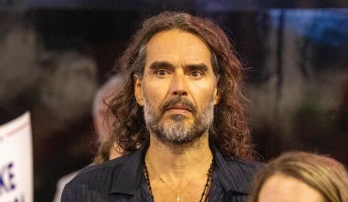 Ράσελ Μπραντ: Ελεύθερος με εγγύηση μετά τις δύο νέες κατηγορίες για σεξουαλικά αδικήματα