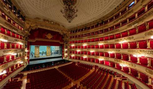 Μέσα στις δύο εμβληματικές λυρικές σκηνές της Ιταλίας